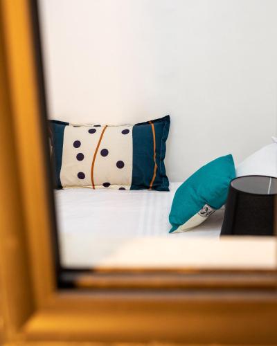 a reflection of a bed with pillows in a mirror at Aseda by Judisol Apartments in Kwedonu
