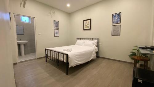 a bedroom with a bed and a bathroom with a sink at CASA Yaowarat MRT วัดมังกร in Samphanthawong