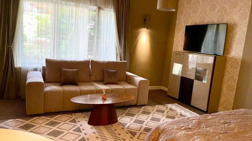 Televizorius ir (arba) pramogų centras apgyvendinimo įstaigoje Villa-Sofia Mini-hotel