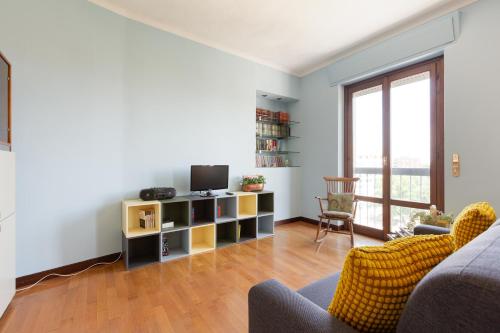GuestHost - Milano Roomy Apt with all comfort! Metro M4 Linate