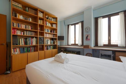 GuestHost - Milano Roomy Apt with all comfort! Metro M4 Linate