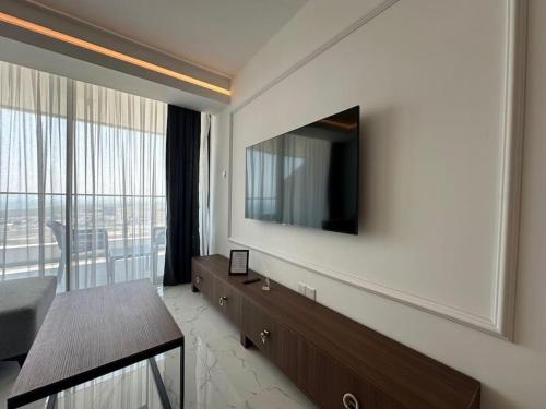 TV a/nebo společenská místnost v ubytování Grand Sapphire Luxury Apartments By MyGuest Cyprus