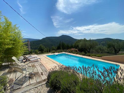 une piscine avec vue sur les montagnes dans l'établissement La Villa Férus, à Buis-les-Baronnies