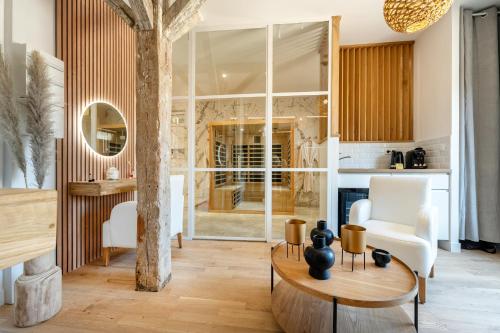 - un salon avec un arbre au milieu dans l'établissement Studio Chic Sauna et bain Spa, à Vailly-sur-Aisne