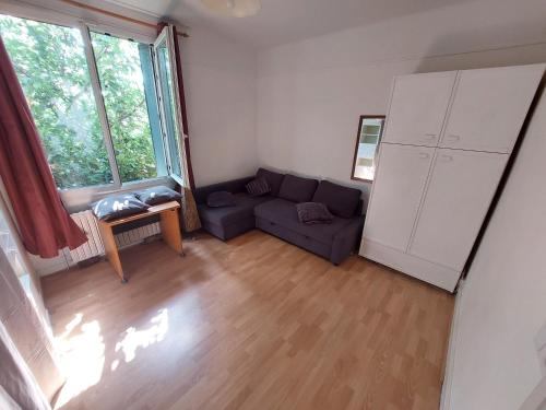 Chambre avec 1 lit simple et 1 canapé convertible pour deux personnes, sdb et cuisine partagées