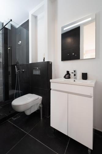Psirri 1BR Loft with Acropolis View