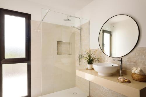 ein Badezimmer mit Waschbecken und Spiegel in der Unterkunft Villa María in Playa Blanca