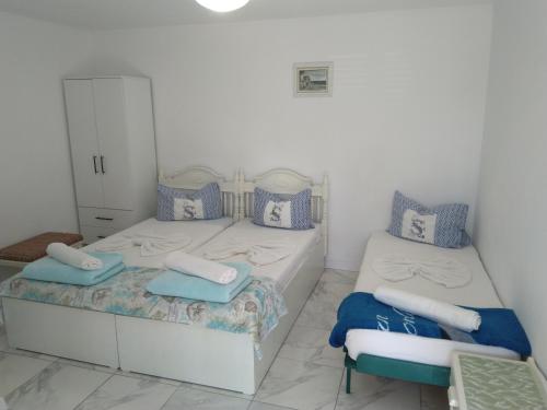 two twin beds in a room with a mirror at Ina Holiday in Jupiter