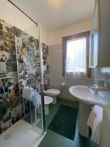 a bathroom with a shower and a toilet and a sink at Green Nest in Farra di Soligo