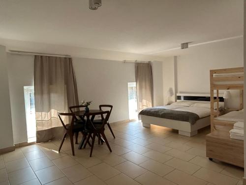 Postel nebo postele na pokoji v ubytování Hotel Adler I Haus-Innenhof