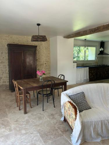 un salon avec une table et un canapé dans l'établissement L Etable à bois, à Trélissac