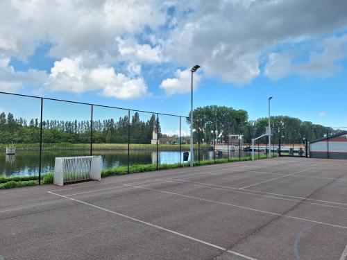 Tenis dan/atau kemudahan skuasy di Hostel Herdersbrug atau berdekatan
