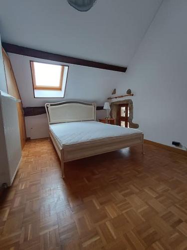 une chambre avec un lit et un parquet dans l'établissement Cottage in Burgund, à Le Rousset