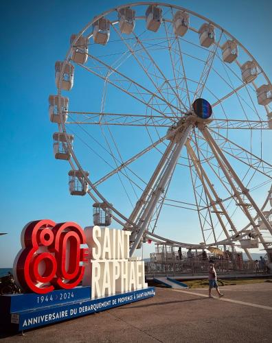 une roue ferris avec un signe qui dit bon sens dans l'établissement Appartement Cosy Centre-ville, à Saint-Raphaël