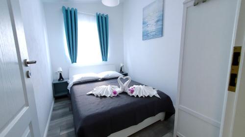 セリネにあるApartments Bonacaのベッドルーム1室(蝶の枕が付いたベッド1台付)