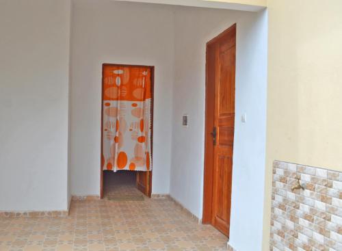 an empty room with a door and a wall at Appartement avec terrasse in Palimé