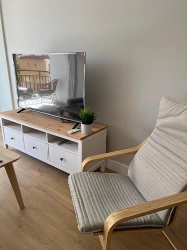 Телевизор и/или развлекательный центр в Sostoa Homes Málaga