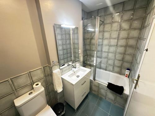 un bagno con wc, lavandino e doccia di Alojamiento en Sepulveda a Barcellona