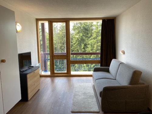 un salon avec un canapé et une télévision dans l'établissement Studio 22m² pour 2 pers. au pied des pistes avec balcon et Wifi - Arc 1800 - FR-1-346-474, à Arc 1800