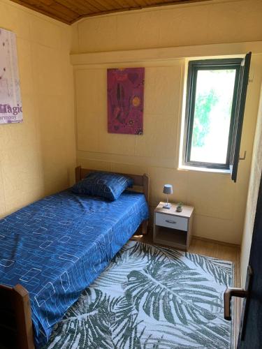 a small bedroom with a bed and a window at Apartman Lea in Vela Luka