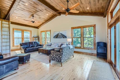 Χώρος καθιστικού στο Rocky Mountain Retreat home