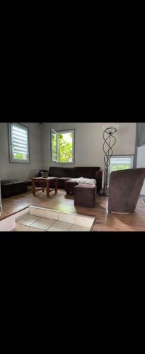 un salon avec un canapé et une table dans l'établissement Maison familiale ou entre amis à la campagne, à Nanthiat