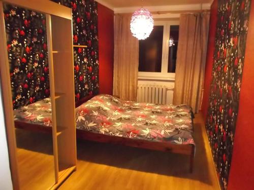 um quarto com uma cama e uma janela com decorações de Natal em Airport Apartment em Talin
