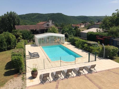Maison charmante avec vue sur la montagne à Saint-Géry + Piscine