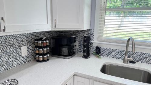 海厄茨维尔Class home near Washington DC FedEx Stadium and UMD的厨房台面上配有咖啡机