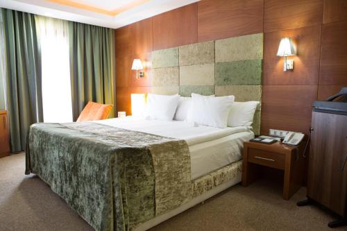 Tempat tidur dalam kamar di Limak Ambassadore Hotel Ankara