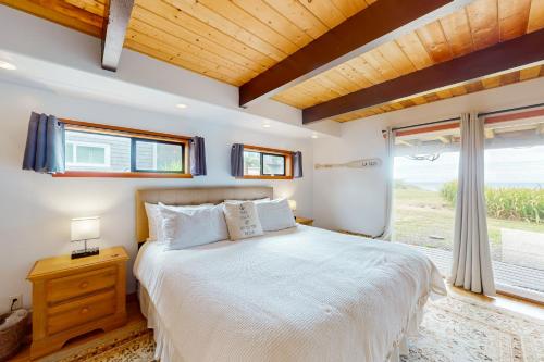 Katil atau katil-katil dalam bilik di Shoreline Cottage Oceanfront Vacation Rental