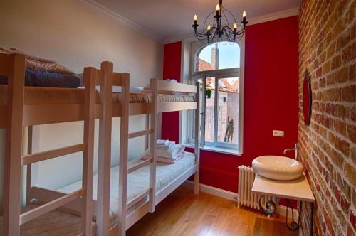Camera con 2 letti a castello e finestra di Hostel Lybeer Private Rooms just for two! a Bruges