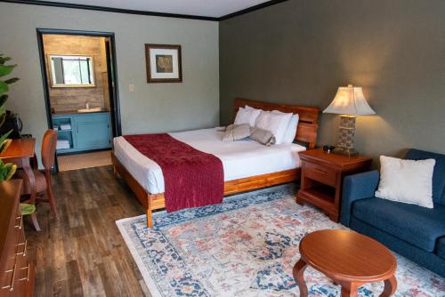 Ένα ή περισσότερα κρεβάτια σε δωμάτιο στο Townsend River Breeze Inn