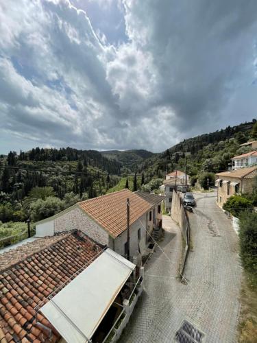 uitzicht op een gebouw met een dak bij Mountain View Apartment Lefkada in Apolpaina
