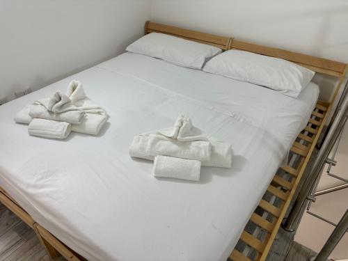 a bed with white towels on top of it at L'arco di porta Lecce in Brindisi
