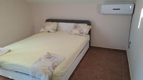 a small bed in a small room at Vila Vesna in Gornji Karin