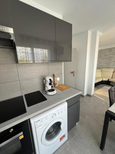 une cuisine avec une machine à laver dans une cuisine dans l'établissement Résidence Lynda, à Champigny-sur-Marne