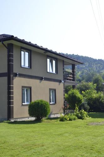 KrivorovnyaにあるКарпатіяの前の緑の芝生の家