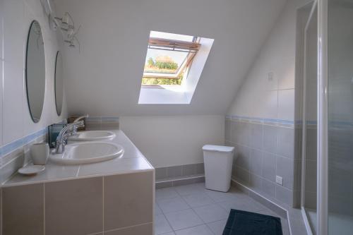 a white bathroom with two sinks and a window at Villa 4 étoiles - 3 chambres - 6 personnes - Nature, campagne, confort moderne, charme, jardin et vue exceptionnelle - Proche Martel in Martel