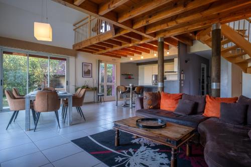 un salon avec un canapé et une table dans l'établissement Villa 4 étoiles - 3 chambres - 6 personnes - Nature, campagne, confort moderne, charme, jardin et vue exceptionnelle - Proche Martel, à Martel