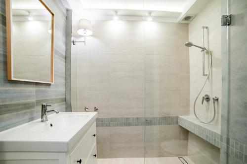 a bathroom with a sink and a shower at Grota Bochotnicka in Kazimierz Dolny