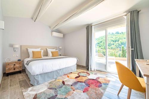 Postel nebo postele na pokoji v ubytování Domaine Ribiera, Hotel 5 Etoiles, SPA & Golf - Forcalquier