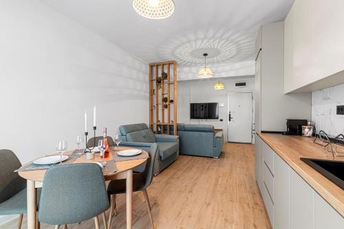 eine Küche und ein Wohnzimmer mit Tisch und Stühlen in der Unterkunft Chill Side - Infinity Pool & Spa Resort in Mamaia Nord – Năvodari