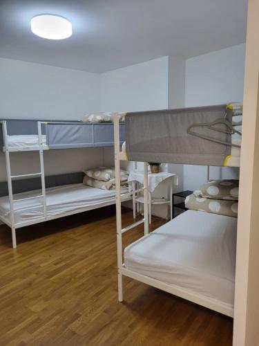 une chambre avec trois lits superposés dans une pièce dans l'établissement Confort Appart familial Paris, à Villejuif