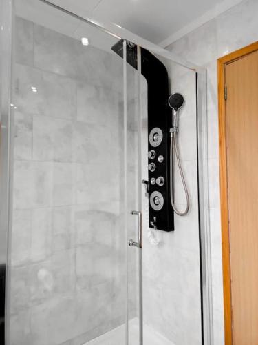 Koupelna v ubytování Cosy 2-bed apartment with free parking & ramp access