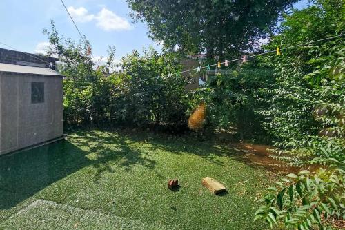 Zahrada ubytování Cosy 2-bed apartment with free parking & ramp access