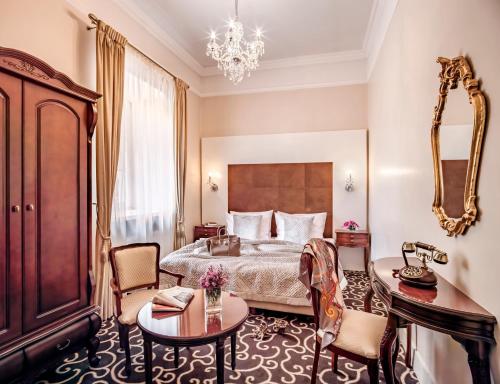 pokój hotelowy z łóżkiem, stołem i krzesłami w obiekcie Pałac Zegrzyński w Zegrzu