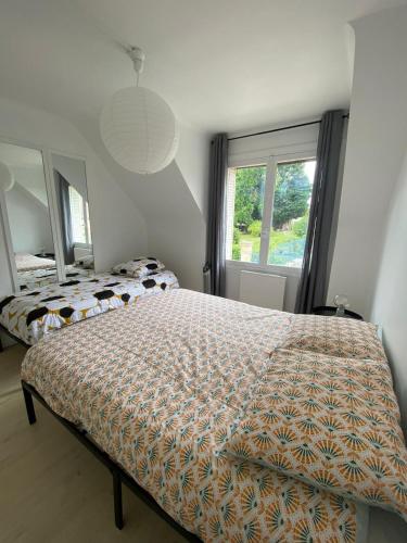 une chambre avec deux lits et une grande fenêtre dans l'établissement Spacieuse maison, terrasse, 10 couchages, Asterix, à Monceaux