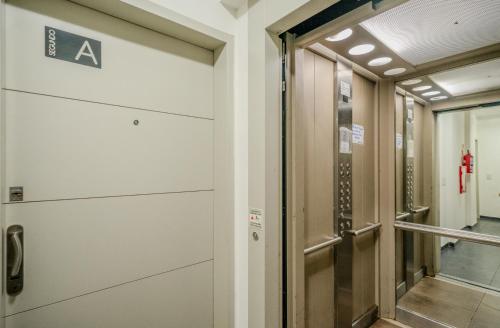 Una puerta en un edificio con un cartel. en Ubicacion Central y Elegante Zona Hospital Italiamo Buenos Aires, en Buenos Aires