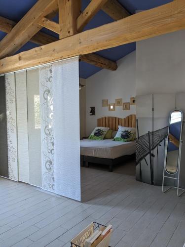 une chambre avec un lit et un balcon dans l'établissement La Belhomière - Havre de Paix, à Vins-sur-Caramy